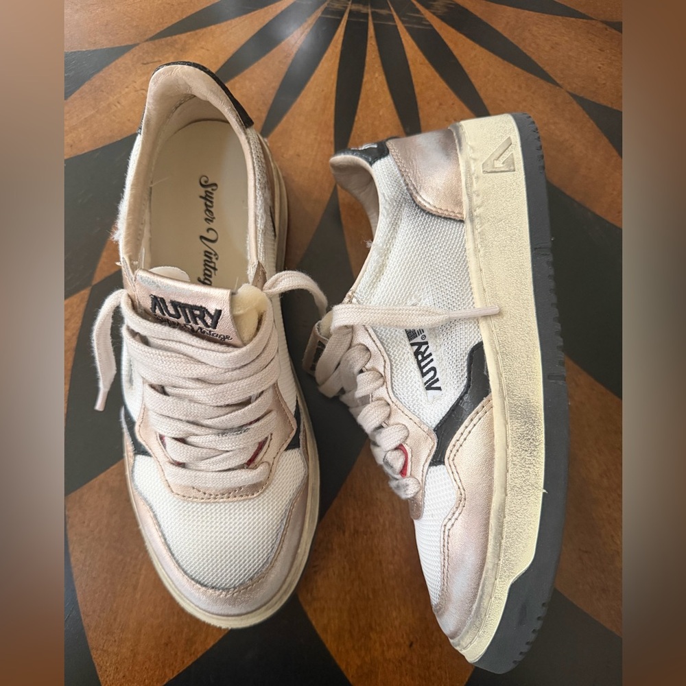 Autry Super Vintage Sneakers in MESH/SUEDE WHT/GOLD